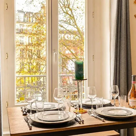 Bright Pigalle With Boulevard Views Appartement Parijs